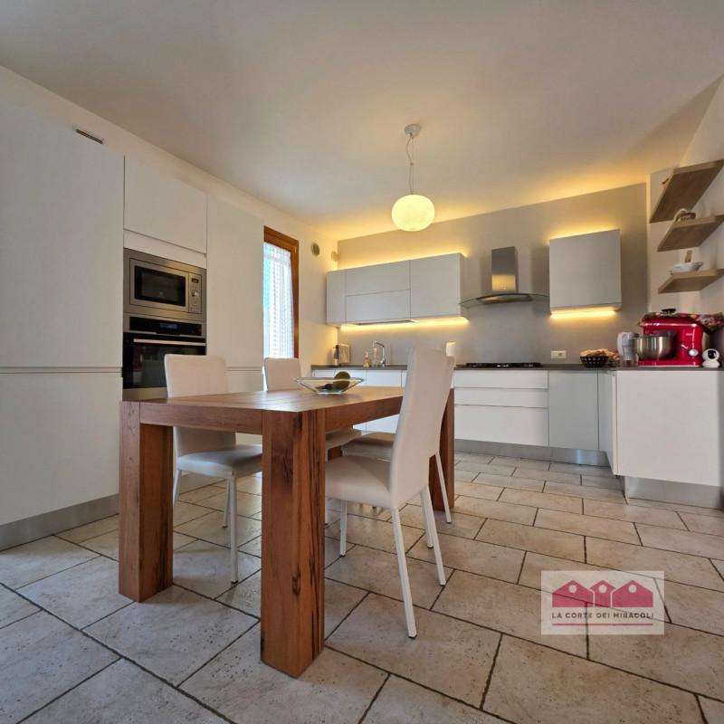 LANZE' DI QUINTO VICENTINO: DELIZIOSA SCHIERA DI TESTA CON GARAGE E GIARDINO PRIVATO, IN OTTIMO C...