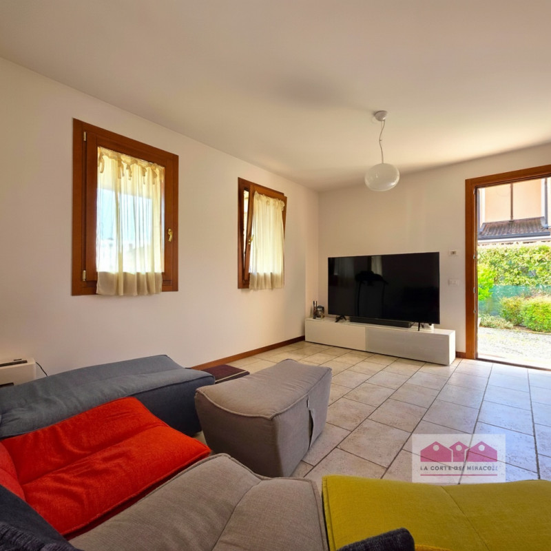 LANZE' DI QUINTO VICENTINO: DELIZIOSA SCHIERA DI TESTA CON GARAGE E GIARDINO PRIVATO, IN OTTIMO C...