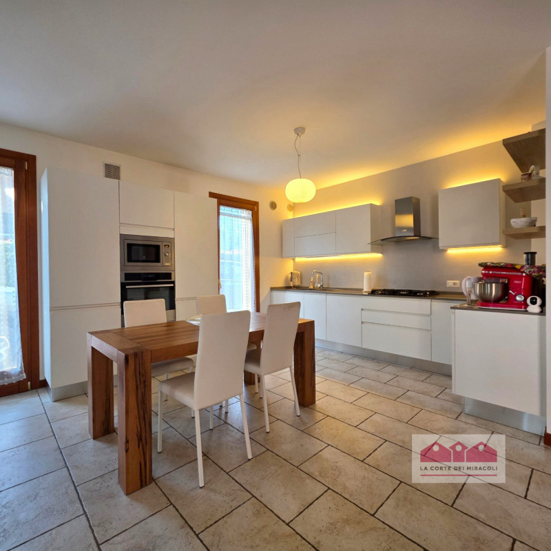 LANZE' DI QUINTO VICENTINO: DELIZIOSA SCHIERA DI TESTA CON GARAGE E GIARDINO PRIVATO, IN OTTIMO C...