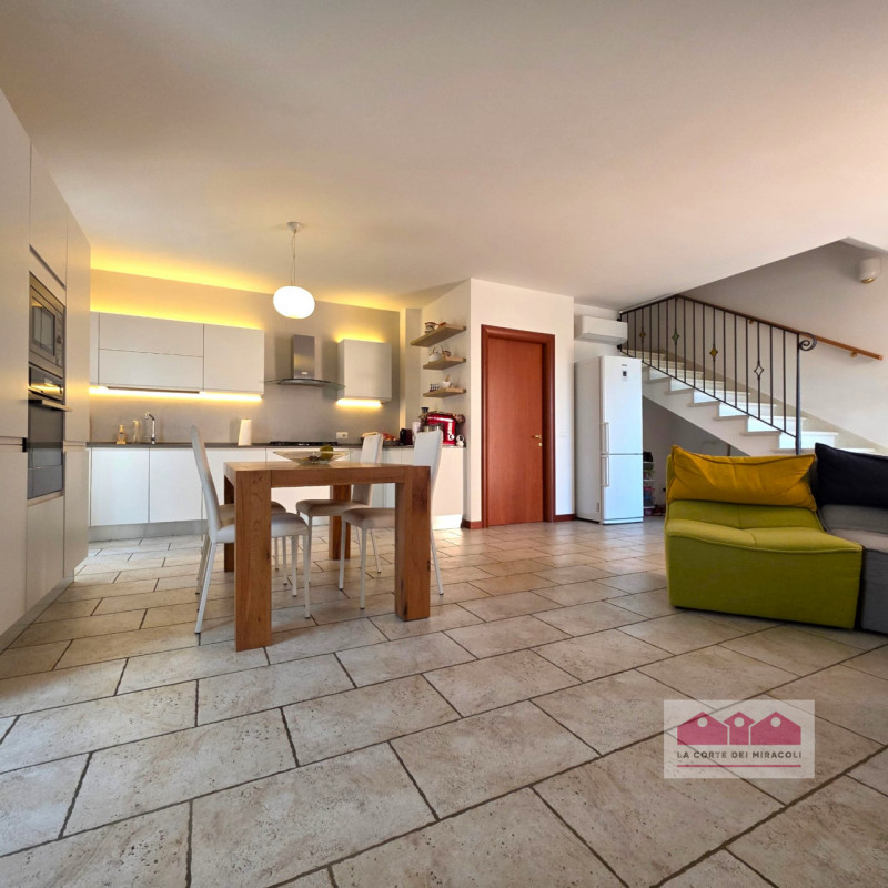 LANZE' DI QUINTO VICENTINO: DELIZIOSA SCHIERA DI TESTA CON GARAGE E GIARDINO PRIVATO, IN OTTIMO C...