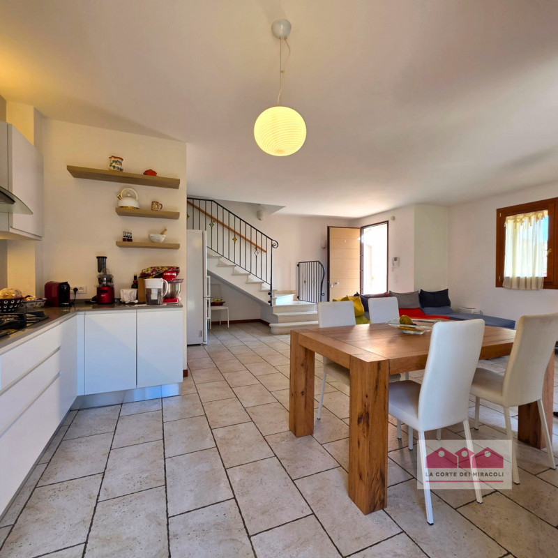 LANZE' DI QUINTO VICENTINO: DELIZIOSA SCHIERA DI TESTA CON GARAGE E GIARDINO PRIVATO, IN OTTIMO C...