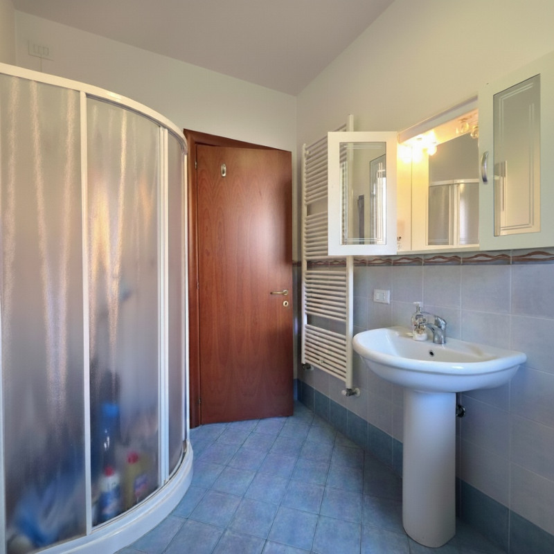 LANZE' DI QUINTO VICENTINO: DELIZIOSA SCHIERA DI TESTA CON GARAGE E GIARDINO PRIVATO, IN OTTIMO C...