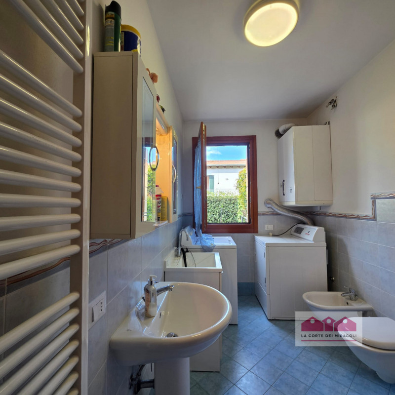 LANZE' DI QUINTO VICENTINO: DELIZIOSA SCHIERA DI TESTA CON GARAGE E GIARDINO PRIVATO, IN OTTIMO C...