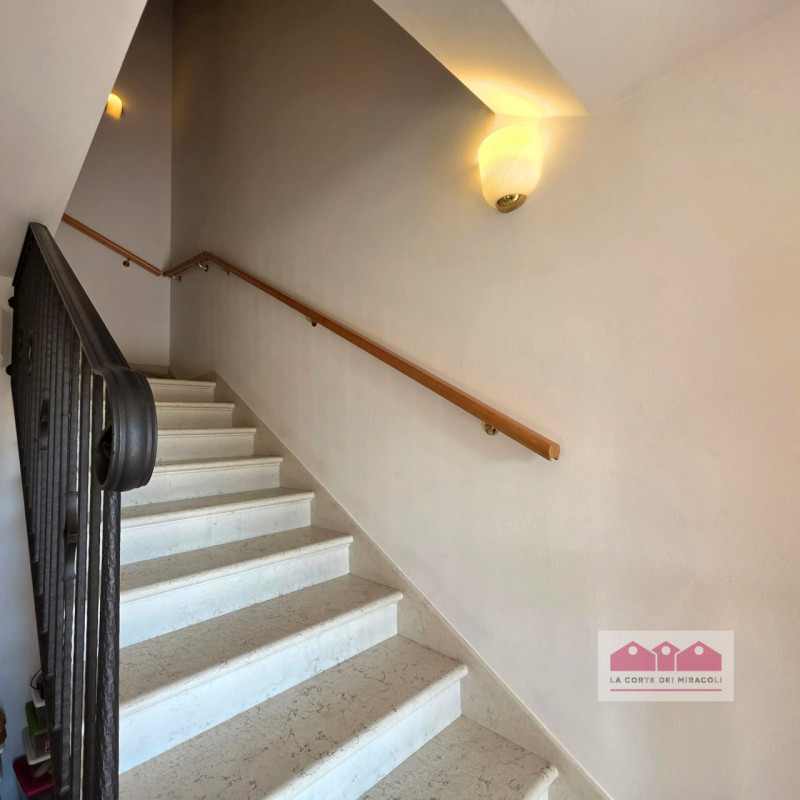 LANZE' DI QUINTO VICENTINO: DELIZIOSA SCHIERA DI TESTA CON GARAGE E GIARDINO PRIVATO, IN OTTIMO C...