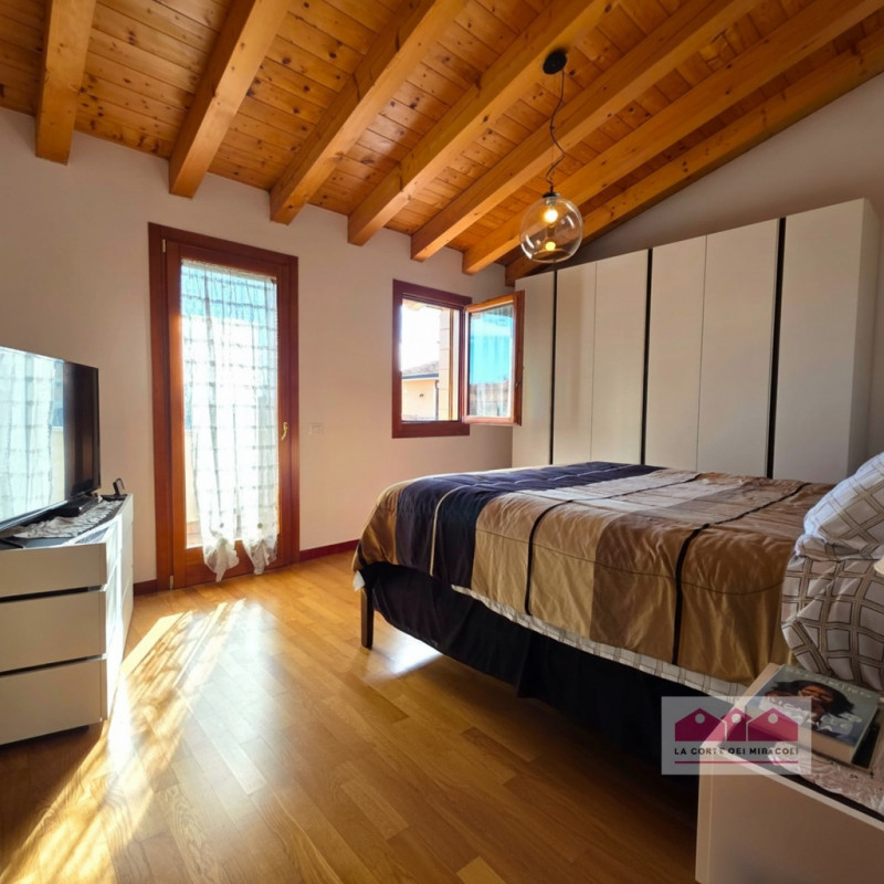 LANZE' DI QUINTO VICENTINO: DELIZIOSA SCHIERA DI TESTA CON GARAGE E GIARDINO PRIVATO, IN OTTIMO C...