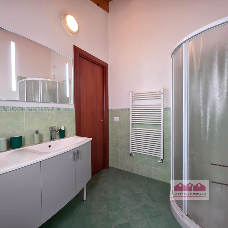 LANZE' DI QUINTO VICENTINO: DELIZIOSA SCHIERA DI TESTA CON GARAGE E GIARDINO PRIVATO, IN OTTIMO C...