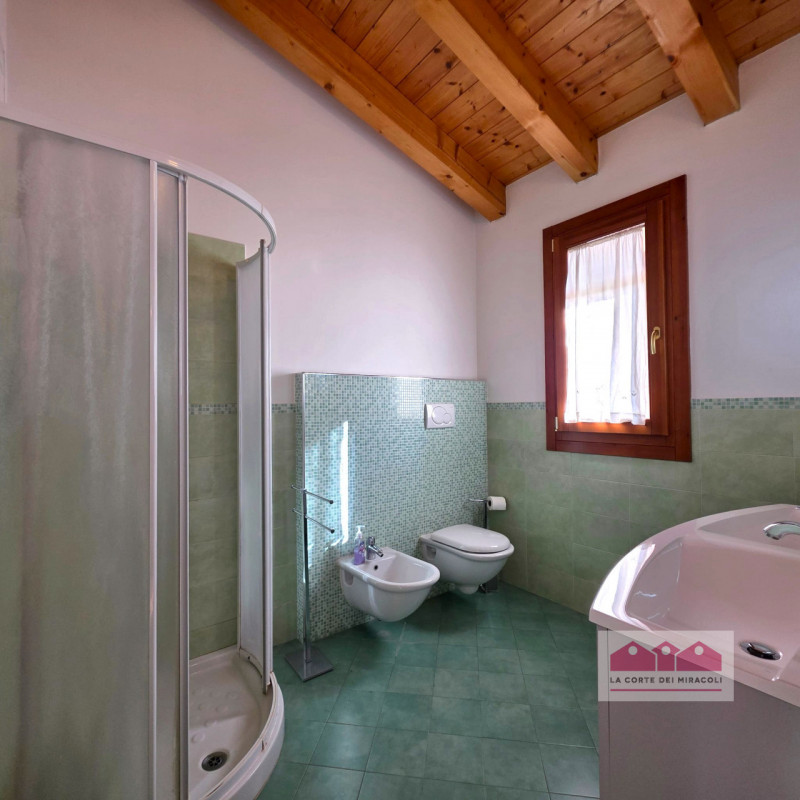 LANZE' DI QUINTO VICENTINO: DELIZIOSA SCHIERA DI TESTA CON GARAGE E GIARDINO PRIVATO, IN OTTIMO C...