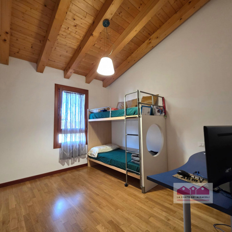 LANZE' DI QUINTO VICENTINO: DELIZIOSA SCHIERA DI TESTA CON GARAGE E GIARDINO PRIVATO, IN OTTIMO C...