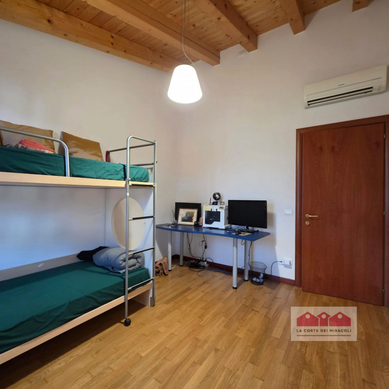 LANZE' DI QUINTO VICENTINO: DELIZIOSA SCHIERA DI TESTA CON GARAGE E GIARDINO PRIVATO, IN OTTIMO C...