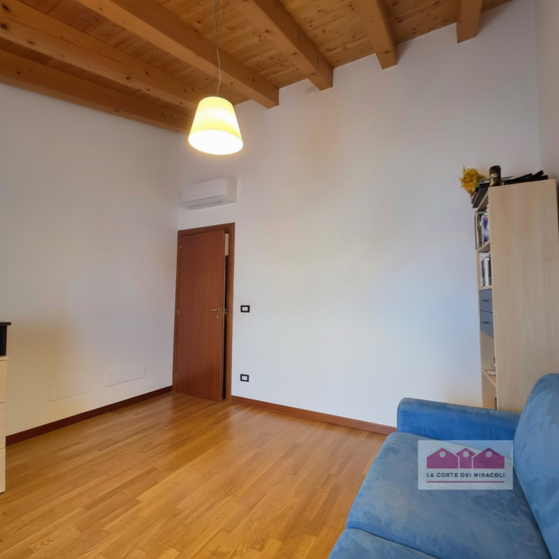 LANZE' DI QUINTO VICENTINO: DELIZIOSA SCHIERA DI TESTA CON GARAGE E GIARDINO PRIVATO, IN OTTIMO C...