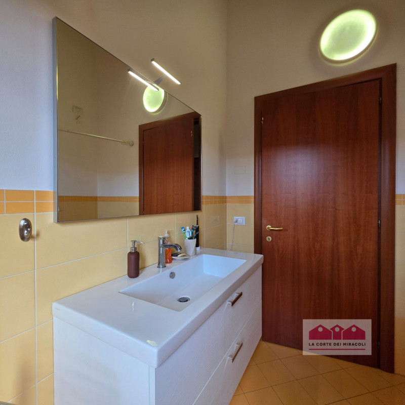 LANZE' DI QUINTO VICENTINO: DELIZIOSA SCHIERA DI TESTA CON GARAGE E GIARDINO PRIVATO, IN OTTIMO C...