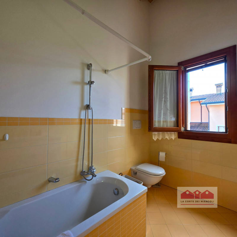 LANZE' DI QUINTO VICENTINO: DELIZIOSA SCHIERA DI TESTA CON GARAGE E GIARDINO PRIVATO, IN OTTIMO C...