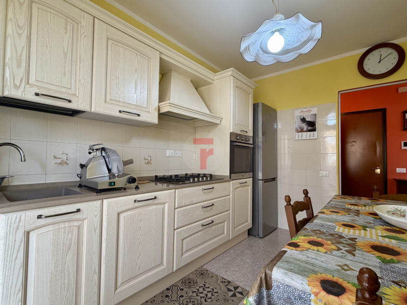 BRAGNI - Condominio ben tenuto e ben abitato con ascensore dal piano terra!

Zona prestigiosa e t...