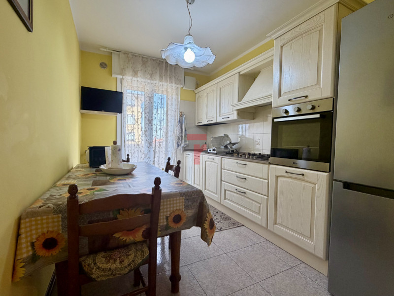 BRAGNI - Condominio ben tenuto e ben abitato con ascensore dal piano terra!

Zona prestigiosa e t...
