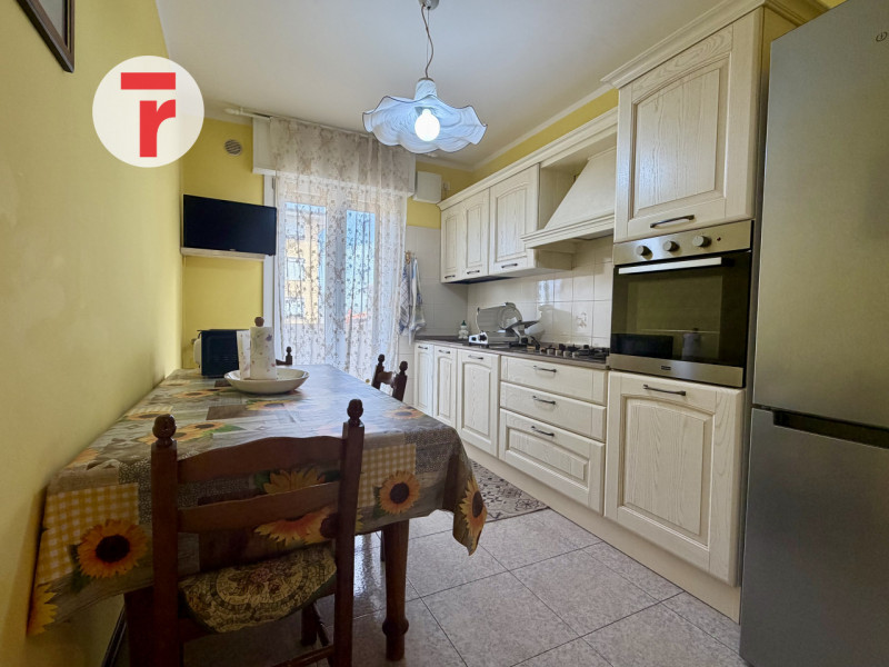 BRAGNI - Condominio ben tenuto e ben abitato con ascensore dal piano terra!

Zona prestigiosa e t...