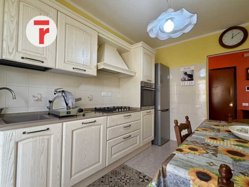 BRAGNI - Condominio ben tenuto e ben abitato con ascensore dal piano terra!

Zona prestigiosa e t...