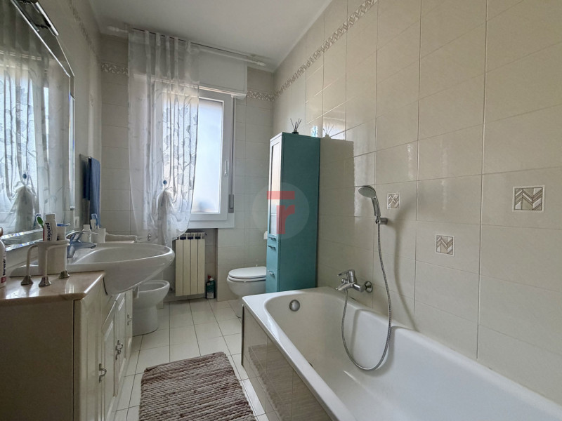 BRAGNI - Condominio ben tenuto e ben abitato con ascensore dal piano terra!

Zona prestigiosa e t...