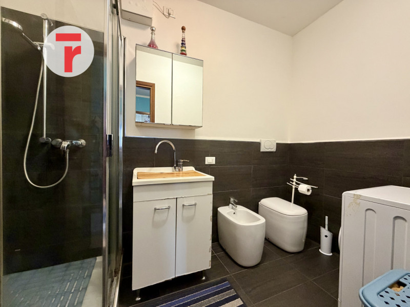 BRAGNI - Condominio ben tenuto e ben abitato con ascensore dal piano terra!

Zona prestigiosa e t...