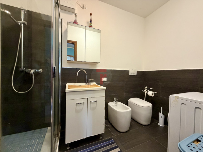 BRAGNI - Condominio ben tenuto e ben abitato con ascensore dal piano terra!

Zona prestigiosa e t...