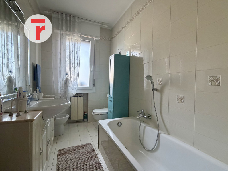 BRAGNI - Condominio ben tenuto e ben abitato con ascensore dal piano terra!

Zona prestigiosa e t...