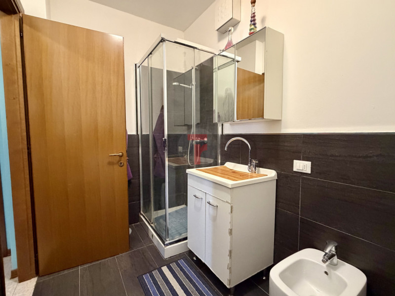 BRAGNI - Condominio ben tenuto e ben abitato con ascensore dal piano terra!

Zona prestigiosa e t...