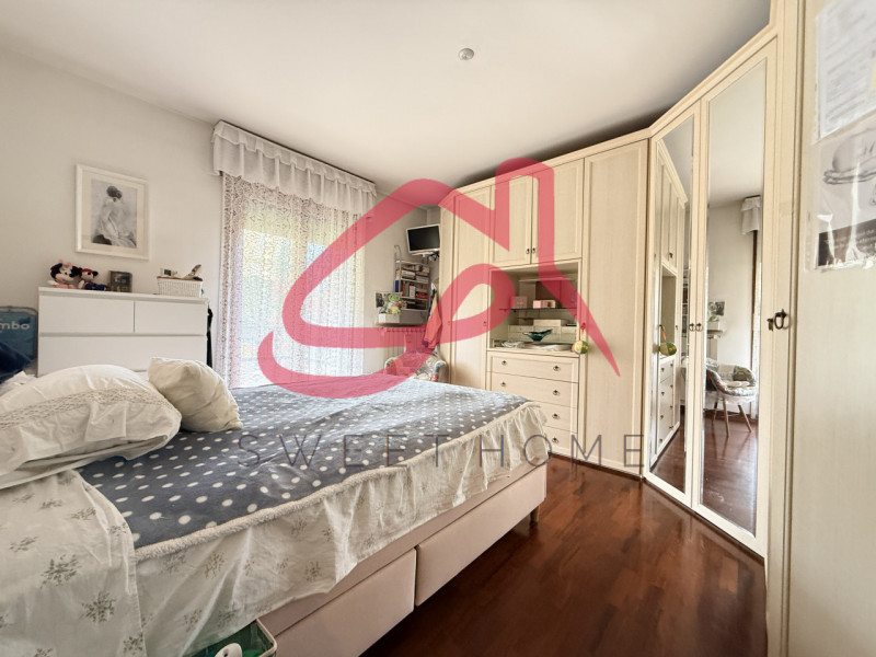 Padova (Mortise): appartamento al primo piano di stabile dotato di ascensore.
Ingresso, soggiorno...