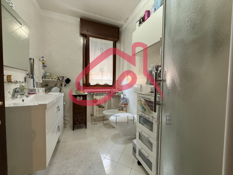 Padova (Mortise): appartamento al primo piano di stabile dotato di ascensore.
Ingresso, soggiorno...