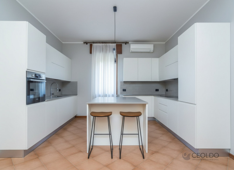 In tranquillo quartiere residenziale, proponiamo porzione di bifamiliare del 1983 di circa 174 mq...