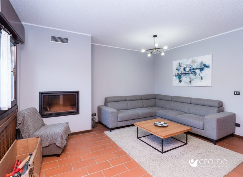 In tranquillo quartiere residenziale, proponiamo porzione di bifamiliare del 1983 di circa 174 mq...