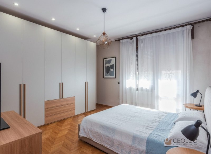 In tranquillo quartiere residenziale, proponiamo porzione di bifamiliare del 1983 di circa 174 mq...