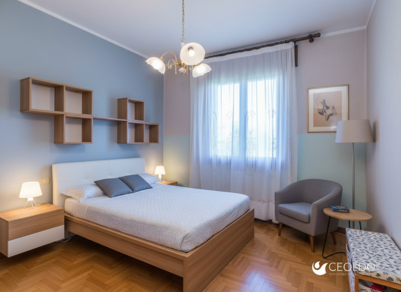 In tranquillo quartiere residenziale, proponiamo porzione di bifamiliare del 1983 di circa 174 mq...