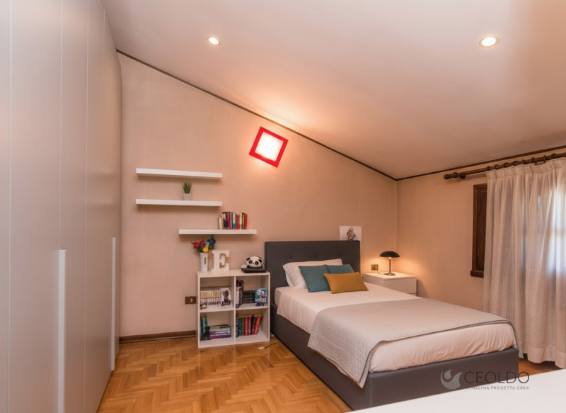 In tranquillo quartiere residenziale, proponiamo porzione di bifamiliare del 1983 di circa 174 mq...