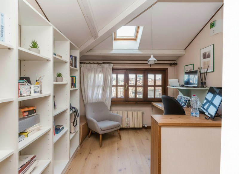 In tranquillo quartiere residenziale, proponiamo porzione di bifamiliare del 1983 di circa 174 mq...