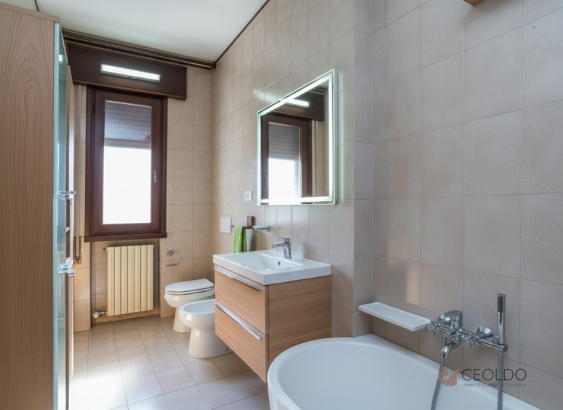 In tranquillo quartiere residenziale, proponiamo porzione di bifamiliare del 1983 di circa 174 mq...