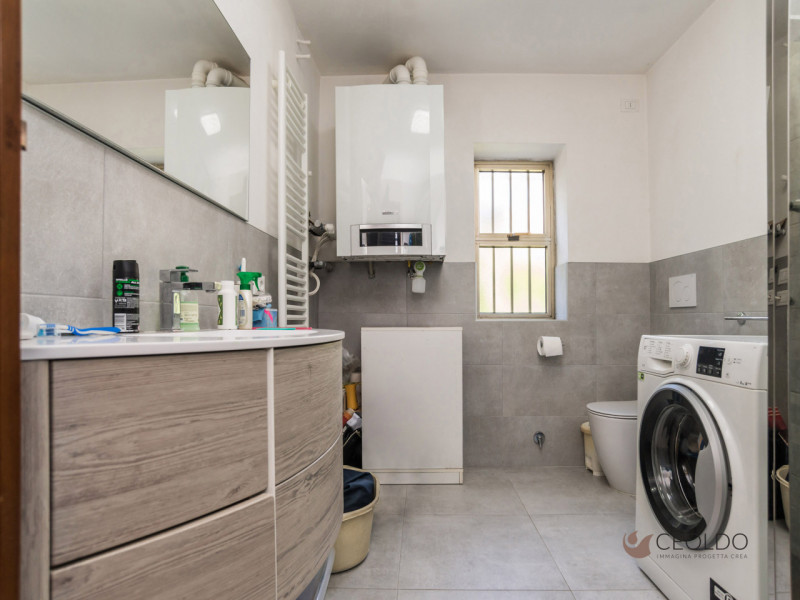 In tranquillo quartiere residenziale, proponiamo porzione di bifamiliare del 1983 di circa 174 mq...