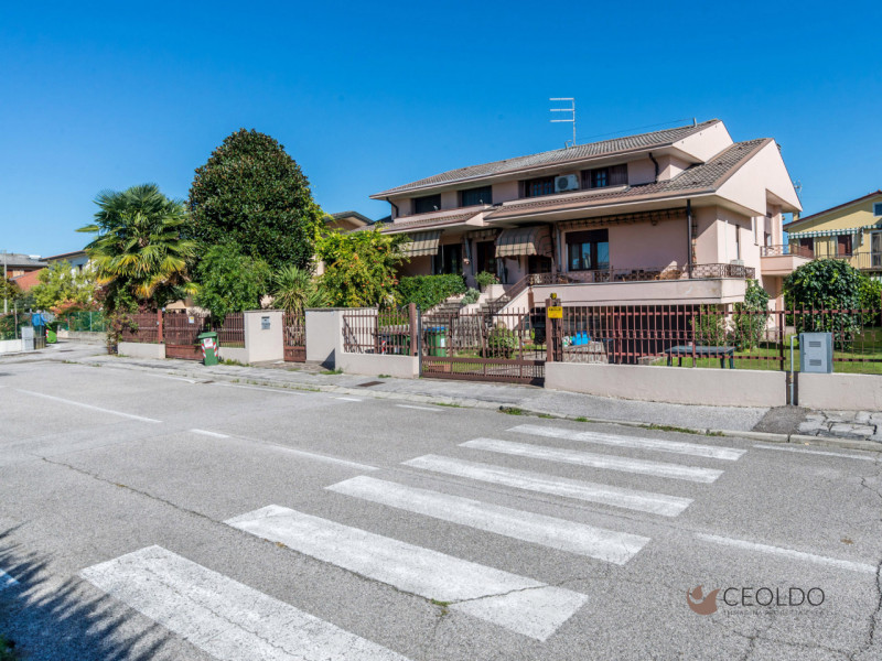 In tranquillo quartiere residenziale, proponiamo porzione di bifamiliare del 1983 di circa 174 mq...