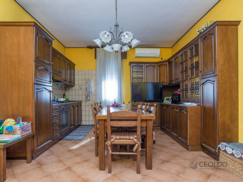 In tranquillo quartiere residenziale, proponiamo porzione di bifamiliare del 1983 di circa 174 mq...