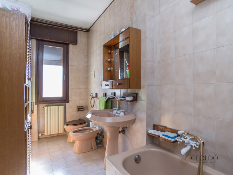 In tranquillo quartiere residenziale, proponiamo porzione di bifamiliare del 1983 di circa 174 mq...