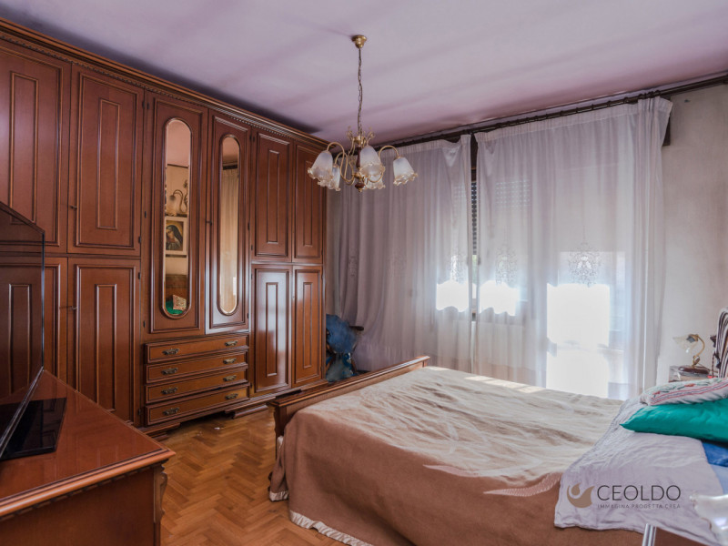 In tranquillo quartiere residenziale, proponiamo porzione di bifamiliare del 1983 di circa 174 mq...