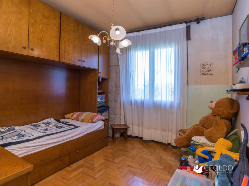 In tranquillo quartiere residenziale, proponiamo porzione di bifamiliare del 1983 di circa 174 mq...