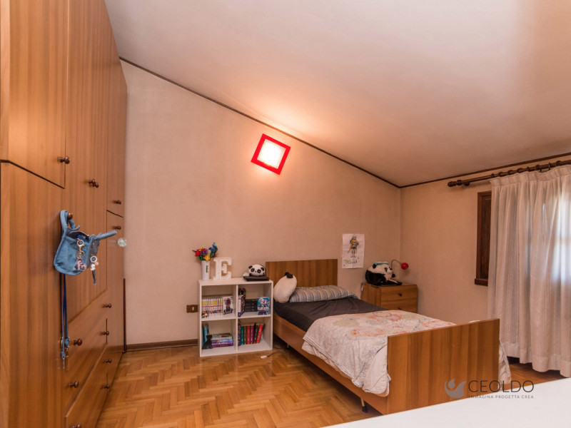 In tranquillo quartiere residenziale, proponiamo porzione di bifamiliare del 1983 di circa 174 mq...