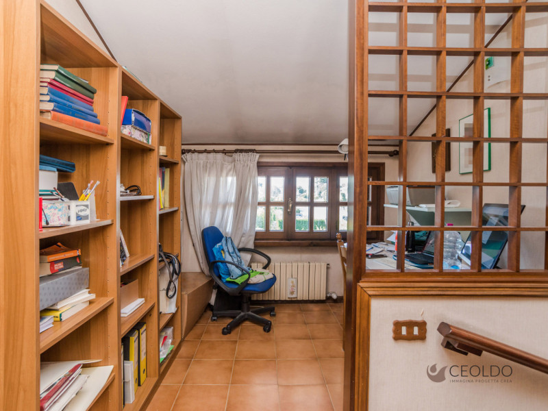 In tranquillo quartiere residenziale, proponiamo porzione di bifamiliare del 1983 di circa 174 mq...