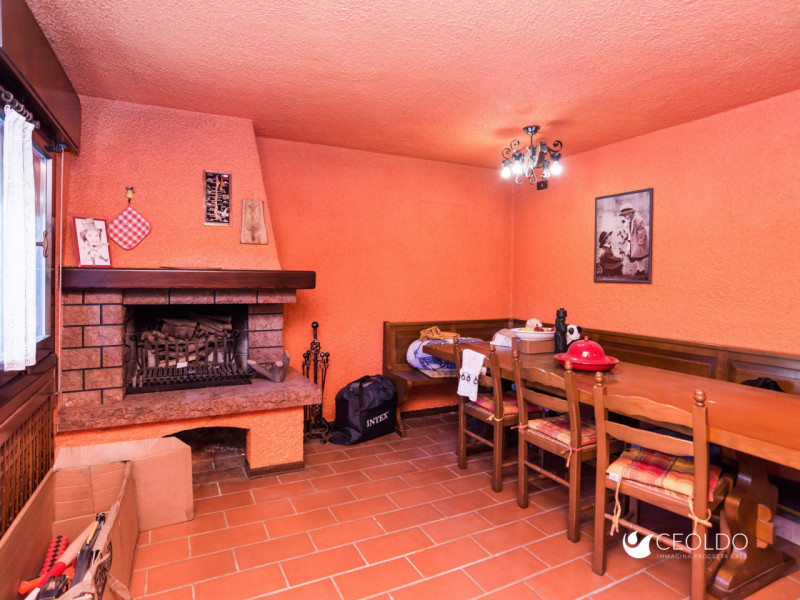 In tranquillo quartiere residenziale, proponiamo porzione di bifamiliare del 1983 di circa 174 mq...