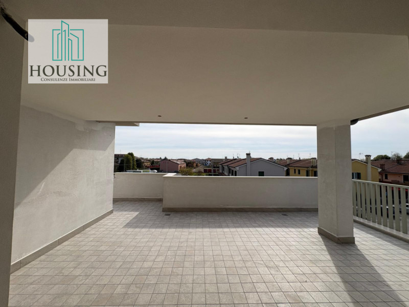 Proponiamo in vendita, nel Comune di Maserà, un appartamento situato all'ultimo piano, con una su...