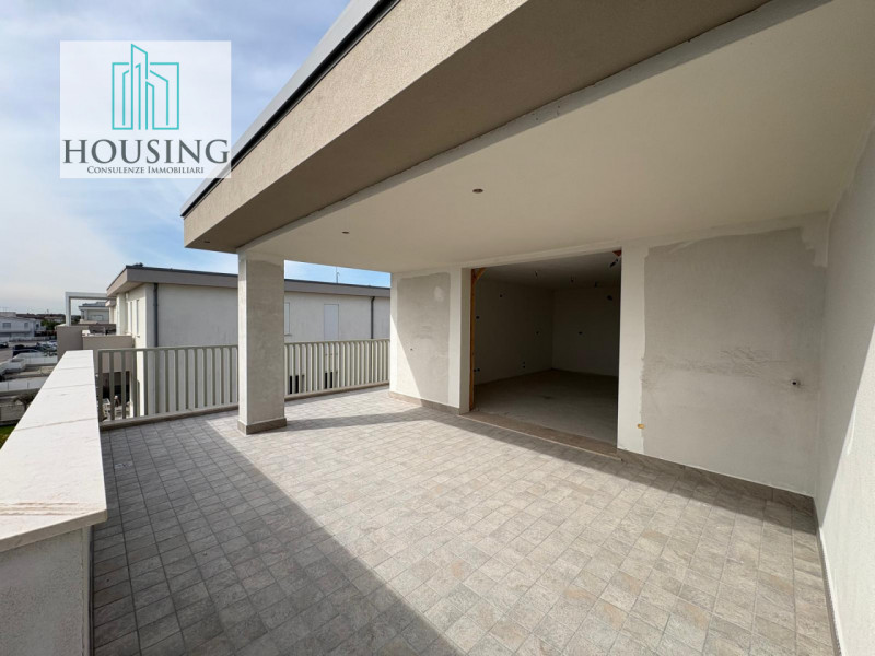 Proponiamo in vendita, nel Comune di Maserà, un appartamento situato all'ultimo piano, con una su...