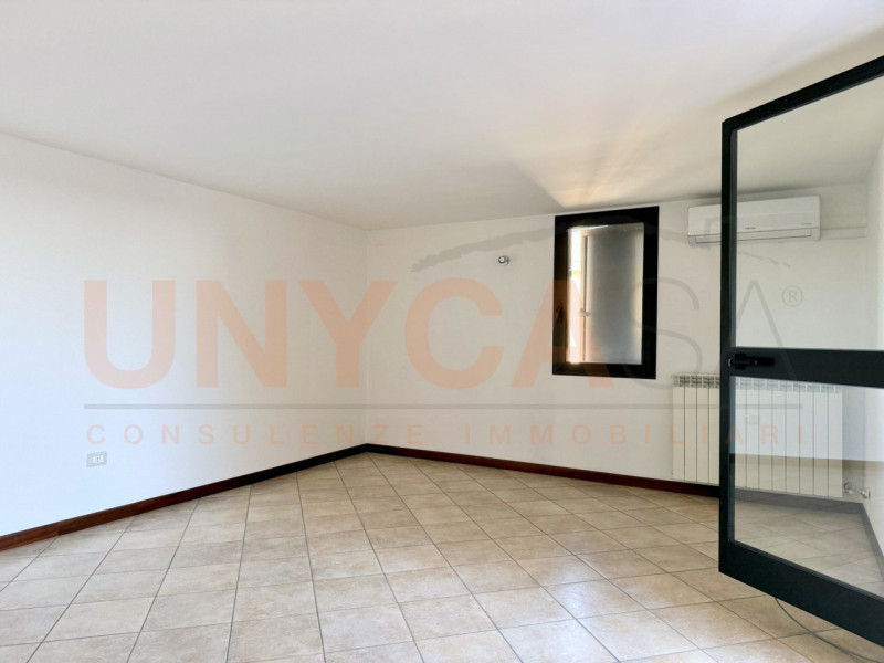 GRISIGNANO DI ZOCCO: in posizione centrale e comodissima ai servizi proponiamo duplex situato al ...