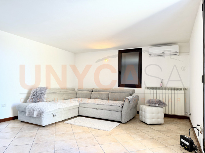 GRISIGNANO DI ZOCCO: in posizione centrale e comodissima ai servizi proponiamo duplex situato al ...