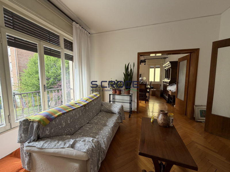 Proponiamo in vendita un importante appartamento di circa 220 mq commerciali, situato al primo pi...