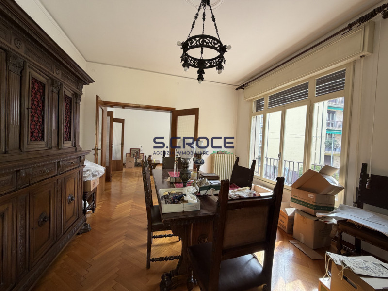 Proponiamo in vendita un importante appartamento di circa 220 mq commerciali, situato al primo pi...