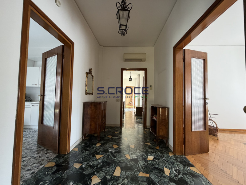 Proponiamo in vendita un importante appartamento di circa 220 mq commerciali, situato al primo pi...